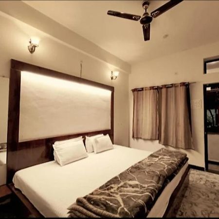 Hotel Malhotra Palace Уджайн Екстериор снимка