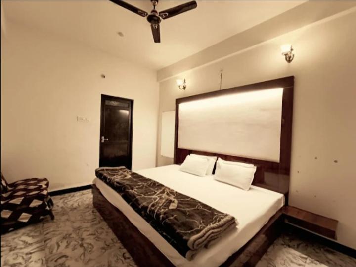 Hotel Malhotra Palace Уджайн Екстериор снимка
